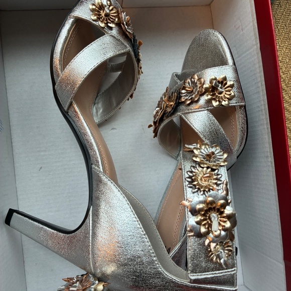 Woman’s pump class dress shoes - Picture 10 of 12